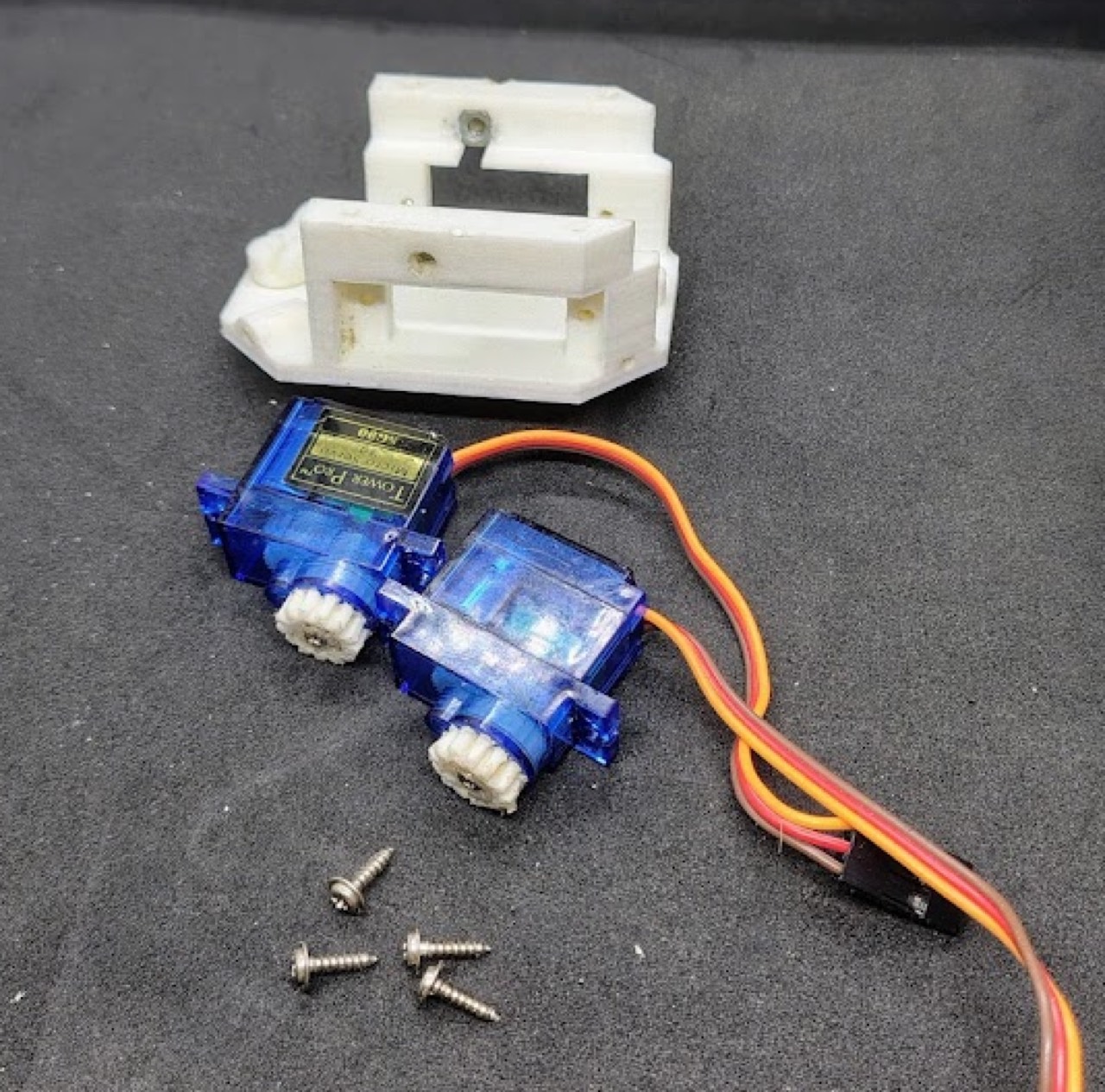 Servo on chassis